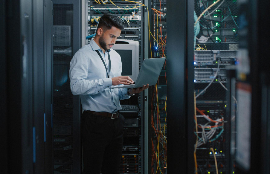 Ingeniero gestionando infraestructura cloud en data center — Full Stack Provider AWS